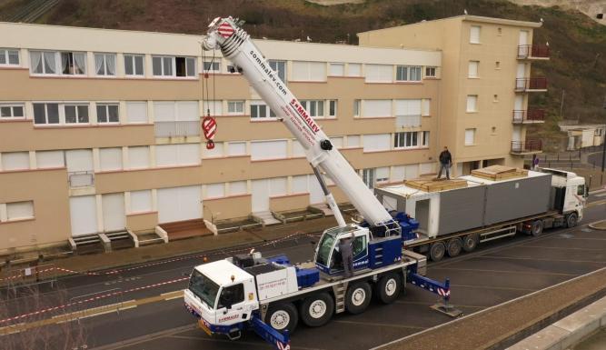 Grues et camions : les géants des chantiers